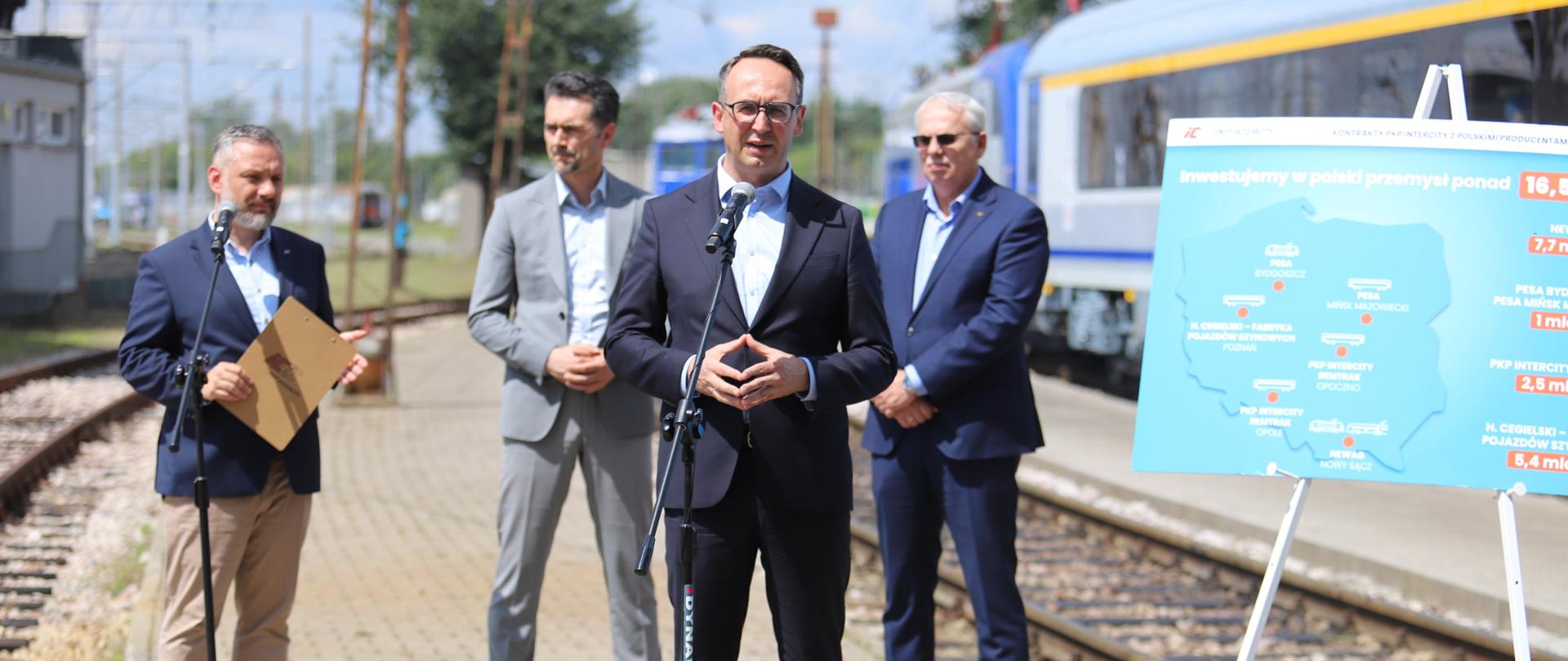 Minister infrastruktury Dariusz Klimczak podczas konferencji dotyczącej prezentacji zmodernizowanych wagonów 152a