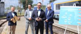Minister infrastruktury Dariusz Klimczak podczas konferencji dotyczącej prezentacji zmodernizowanych wagonów 152a