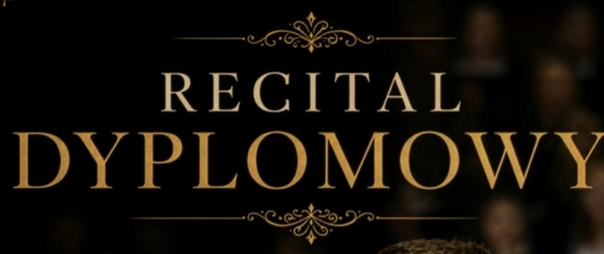 Plakat z wydarzeniem - Recital Dyplomowy Fabiana Rau z klasy oboju p. Tomasza Ożoga, który odbędzie się 16 maja 2026r. o godz. 12:00 w auli ZPSM w Dębicy, tło plakatu czarne, po prawej stronie plakatu umieszczono zdjęcie ucznia trzymającego w dłoni obój