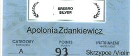 niebieskie tło, srebrny medal, logo Pro Musica i UMFC VII Międzynarodowy Konkurs Instrumentów Dętych i Smyczkowych, Dyplom Finalis, srebro, Apolonia Zdankiewicz, kategoria A, 93 punkty, instrument skrzypce, 12-15 listopada 2025