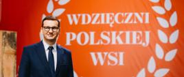 Premier na tle napisu "Wdzięczni polskiej wsi".