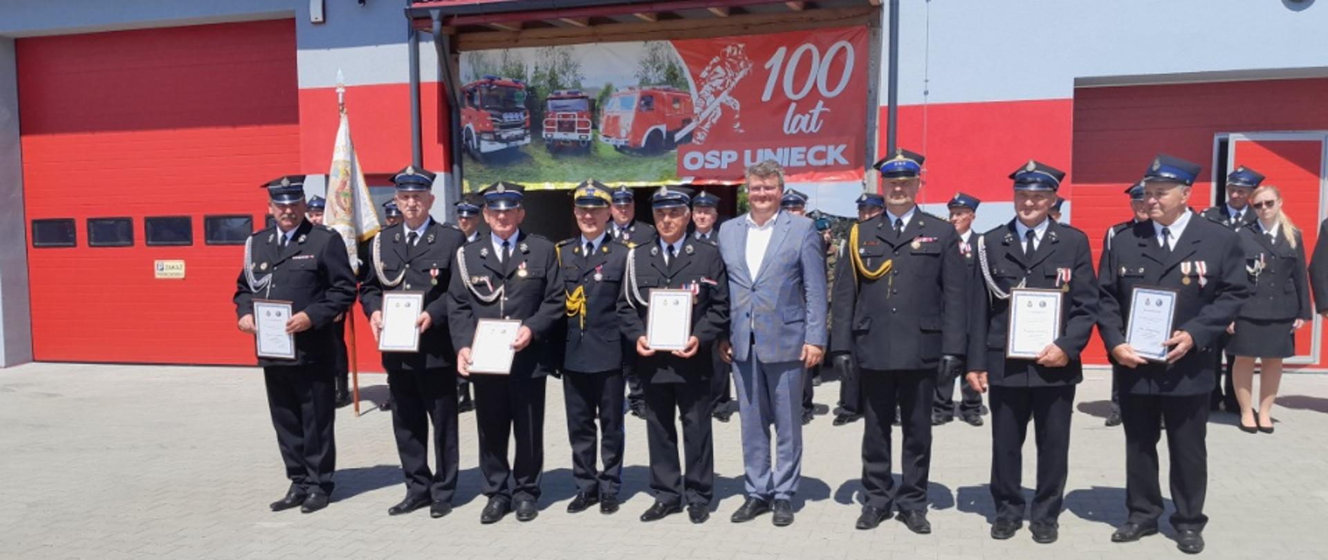 Na zdjęciu widać strażaków OSP oraz komendanta głównego PSP i Ministra SWiA Macieja Wąsika