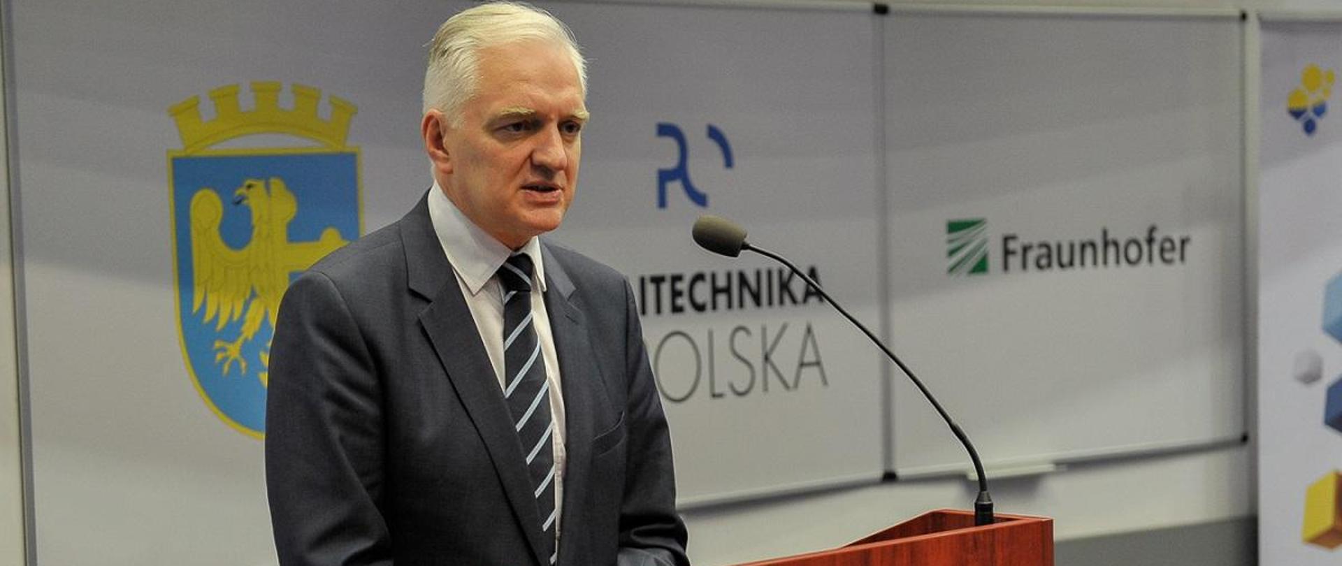 Minister Jarosław Gowin przemawia do mikrofonu