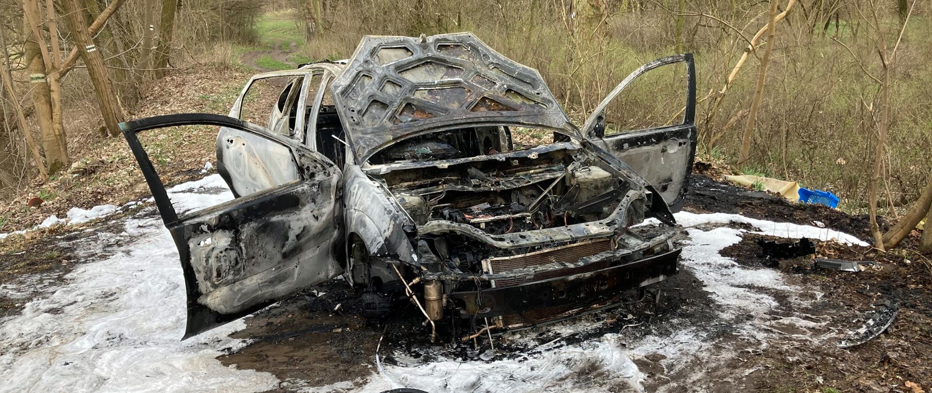 Na zdjęciu widać spalone auto osobowe