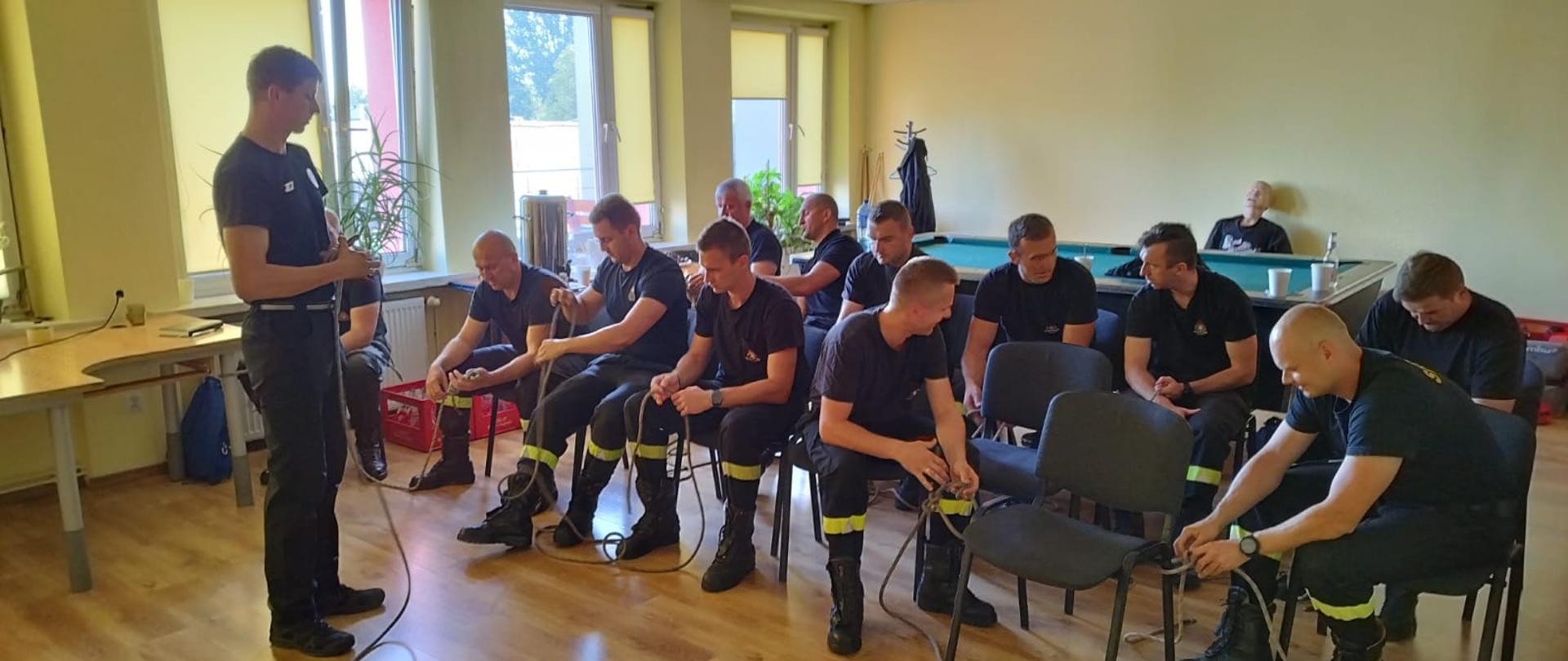 Na zdjęciu widać funkcjonariuszy na Sali wykładowej. Zdjęcie w ciągu dnia.