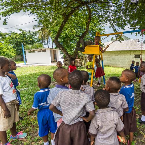 grupa dzieci bawiących się na podwórku