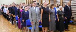 Goście, nauczyciele i uczniowie podczas uroczystego rozpoczęcia roku szkolnego.