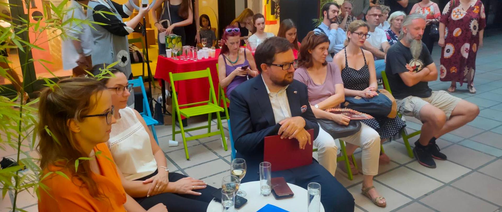 U okviru serije događaja kojima obeležavamo stogodišnjicu rođenja poljske nobelovke, u knjižari Treći Trg u Beogradu predstavljeni su autorski kolaži Vislave Šimborske koji se nalaze u kolekciji njenih srpskih prevodilaca.