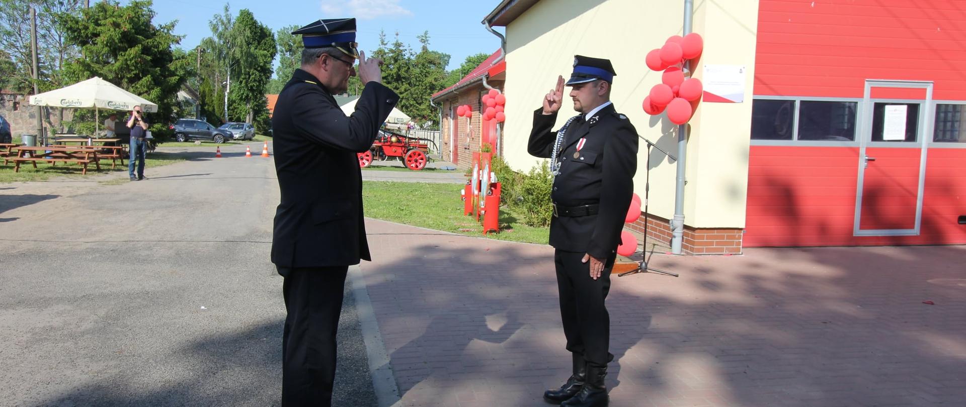 Zdjęcie przedstawia złożenie meldunku Naczelnika OSP Czachów Komendantowi Powiatowemu PSP w Gryfinie o rozpoczęciu uroczystości. 