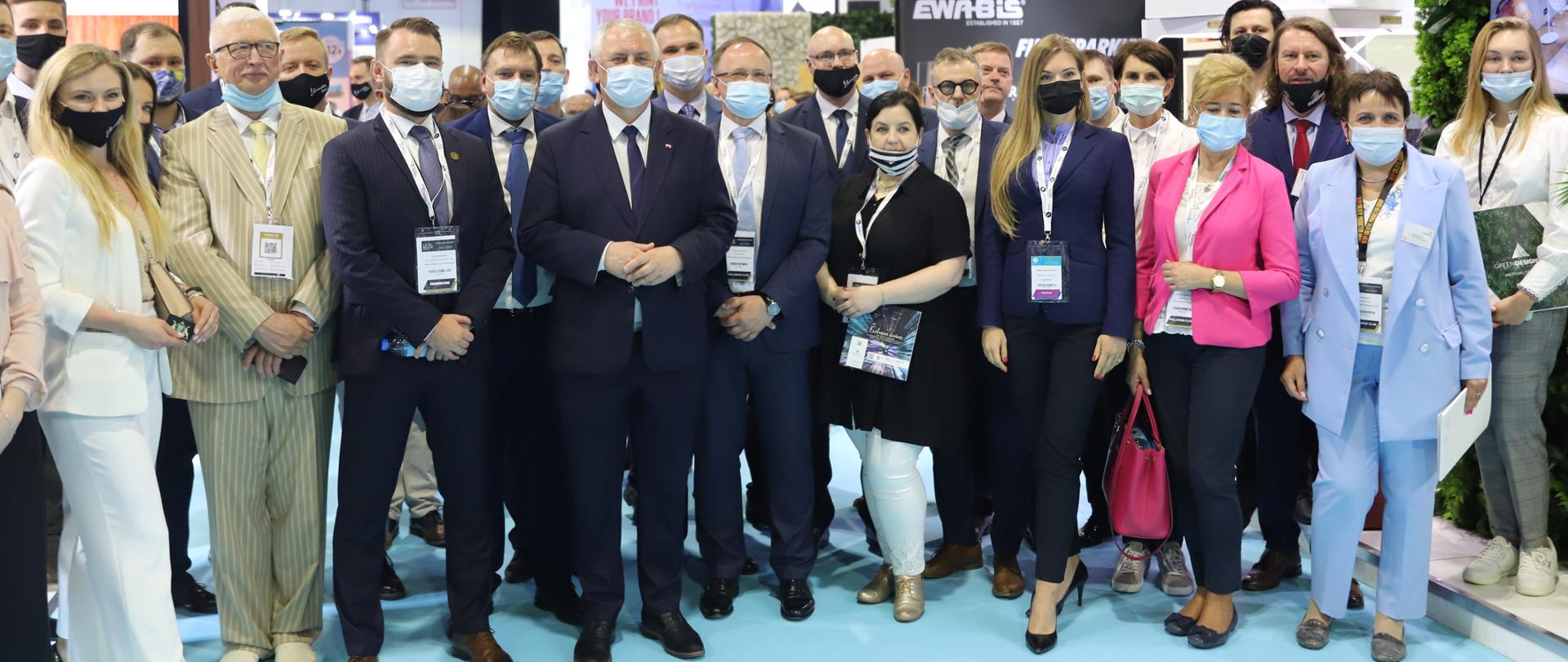 Wiceminister Grzegorz Piechowiak razem z polskimi przedsiębiorcami na otwarciu Pawilonu Polskiego na targach The Hotel Show w Dubaju.