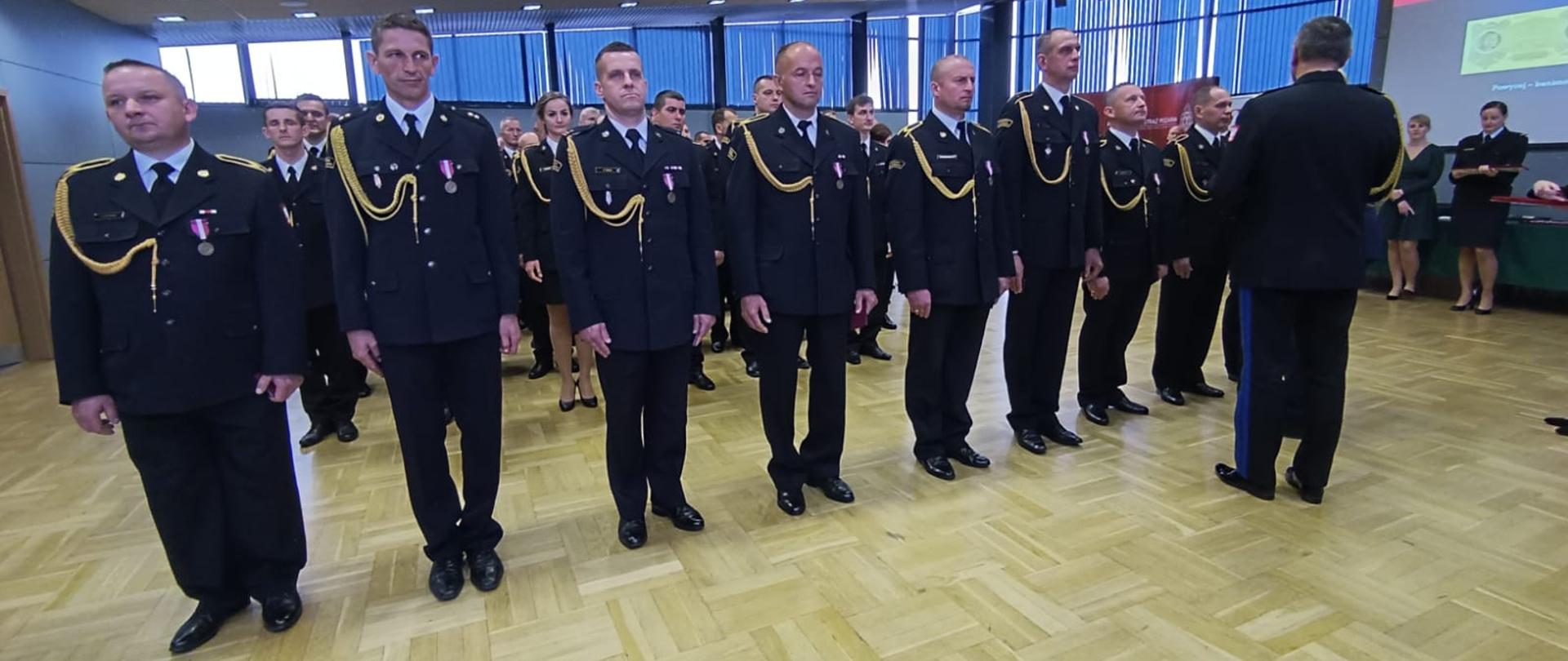 Uroczysta zbiórka z okazji Narodowego Święta Niepodległości w KW PSP w Krakowie