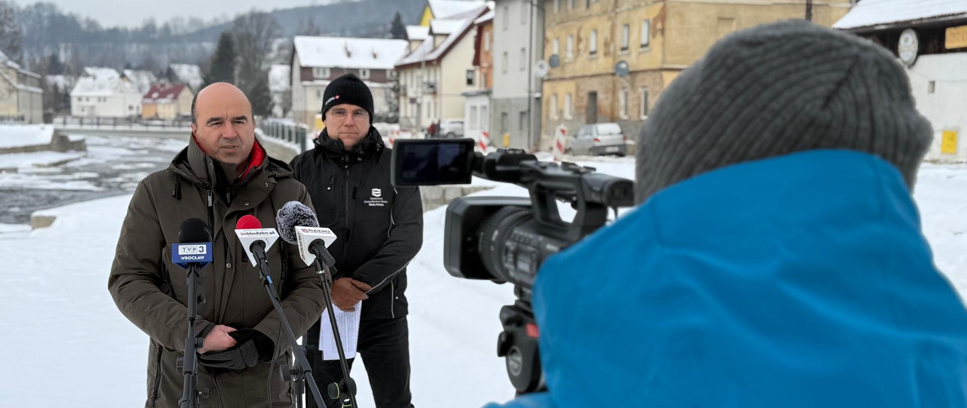 Konferencja prasowa w Lądku-Zdroju z udziałem Stanisława Longawy – Dyrektora Regionalnego Zarządu Gospodarki Wodnej we Wrocławiu oraz Jacka Drabińskiego – Zastępcy Dyrektora ds. Ochrony Przed Powodzią i Suszą.