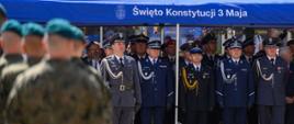 przedstawiciele służb mundurowych stoją pod namiotem podczas obchodów konstytucji 3 maja