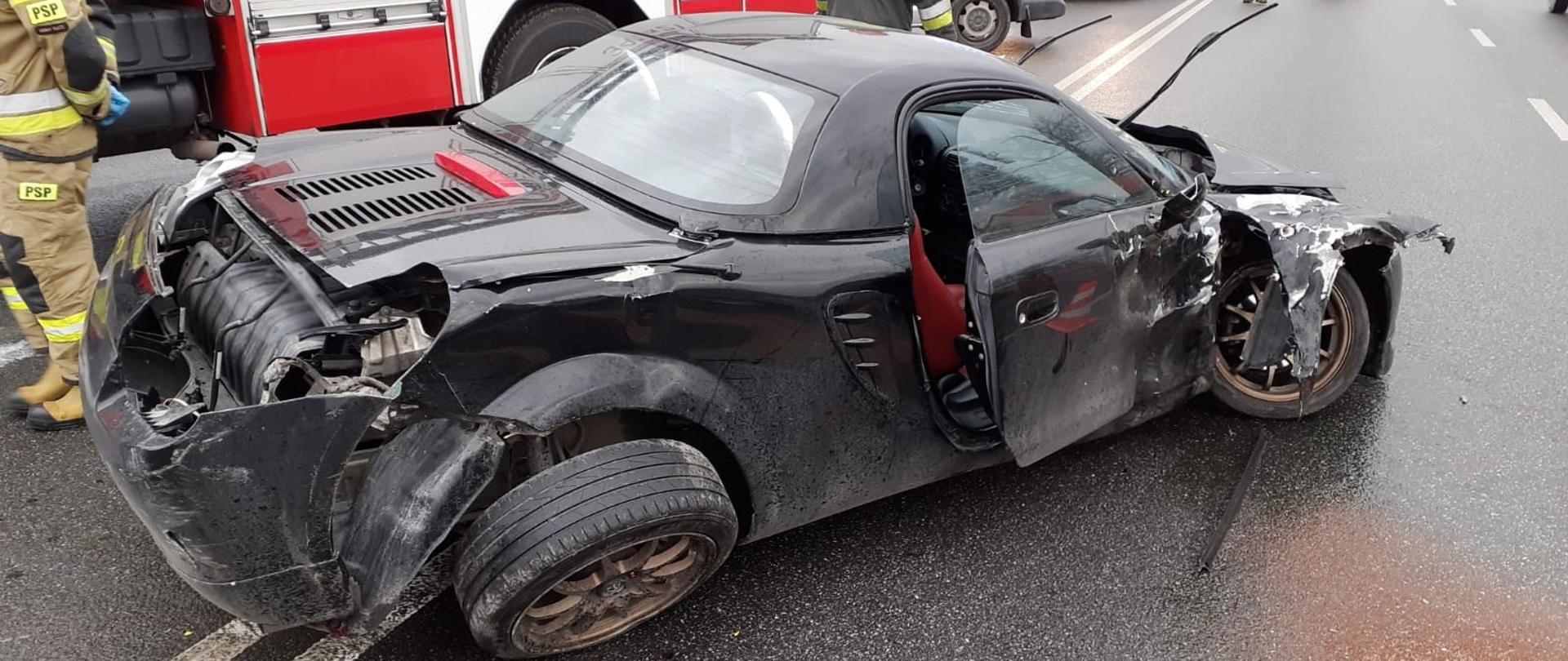 Rozbity samochód osobowy w kolorze czarnym