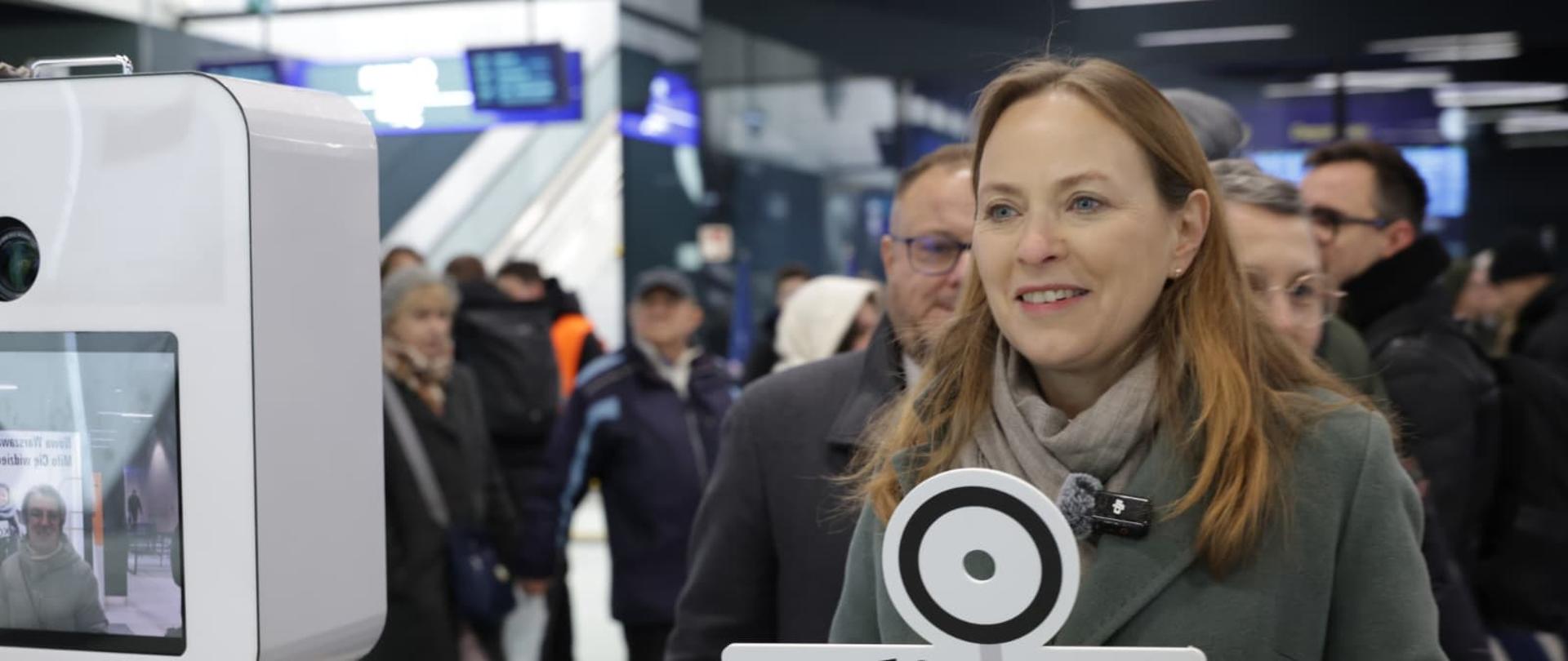 Na zdjęciu minister Katarzyna Pełczyńska-Nałęcz w hali nowego dworca zachodniego