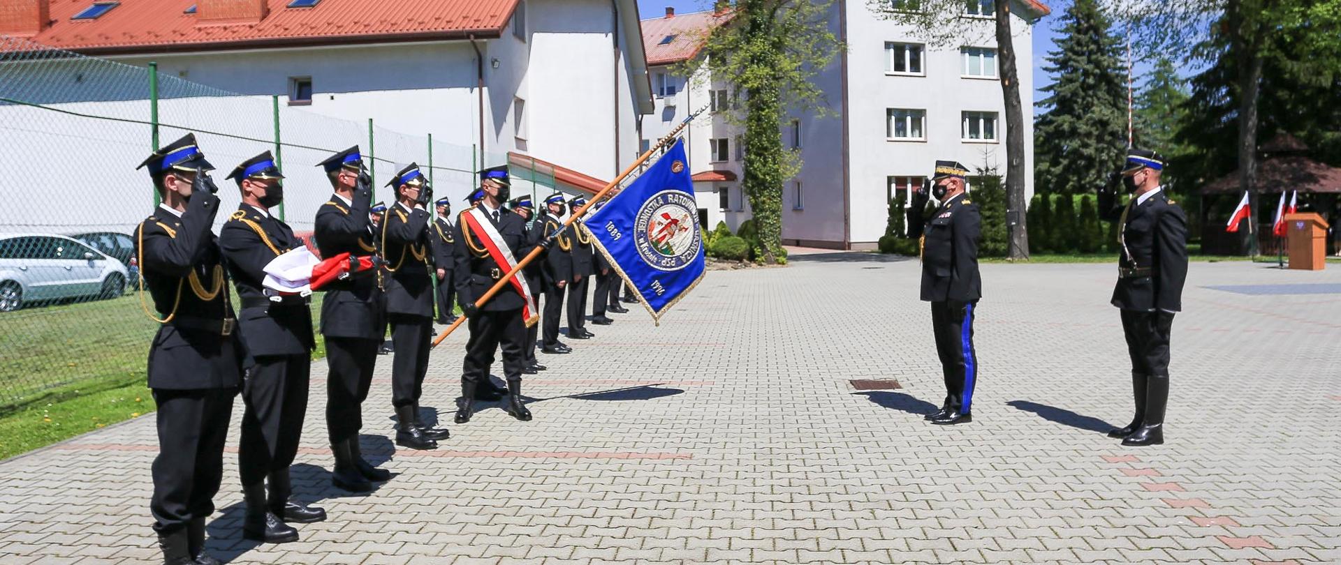 Podkarpacki Komendant Wojewódzki Państwowej Straży Pożarnej podczas przeglądu pododdziałów. Przywitanie ze sztandarem.