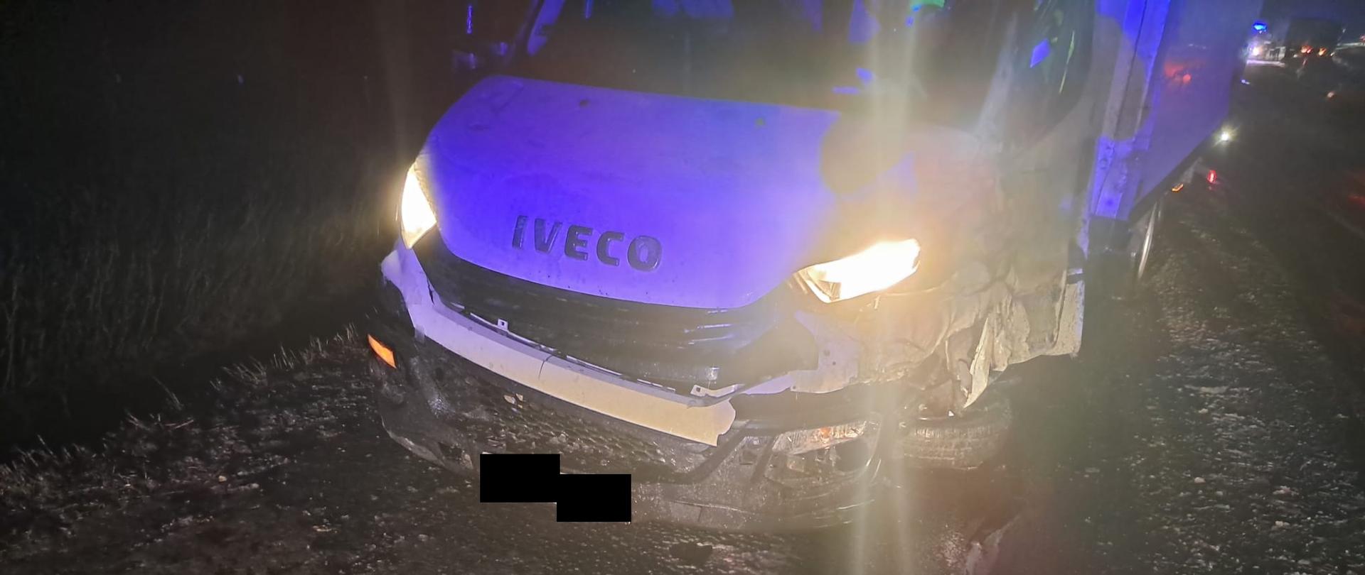 Uszkodzony pojazd dostawczy na poboczu, jest ciemno