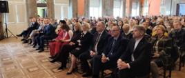 Na sali siedzi grupa ok. 200 osób, uczestników konferencji.