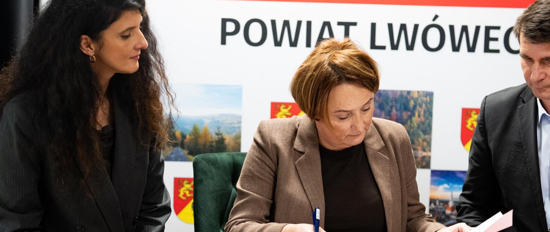 Podpisanie umowy w powiecie lwóweckim na zadania związane z OLiOC