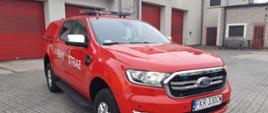 Zdjęcie pojazdu Ford Ranger na placu manewrowym Komendy Powiatowej Państwowej Straży Pożarnej w Krośnie Odrzańskim - przód oraz prawy bok pojazdu.