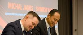 Wiceminister Jaros i Shinichi Yasui, executive viceresident Toyota Motor Europe podpisują umowę