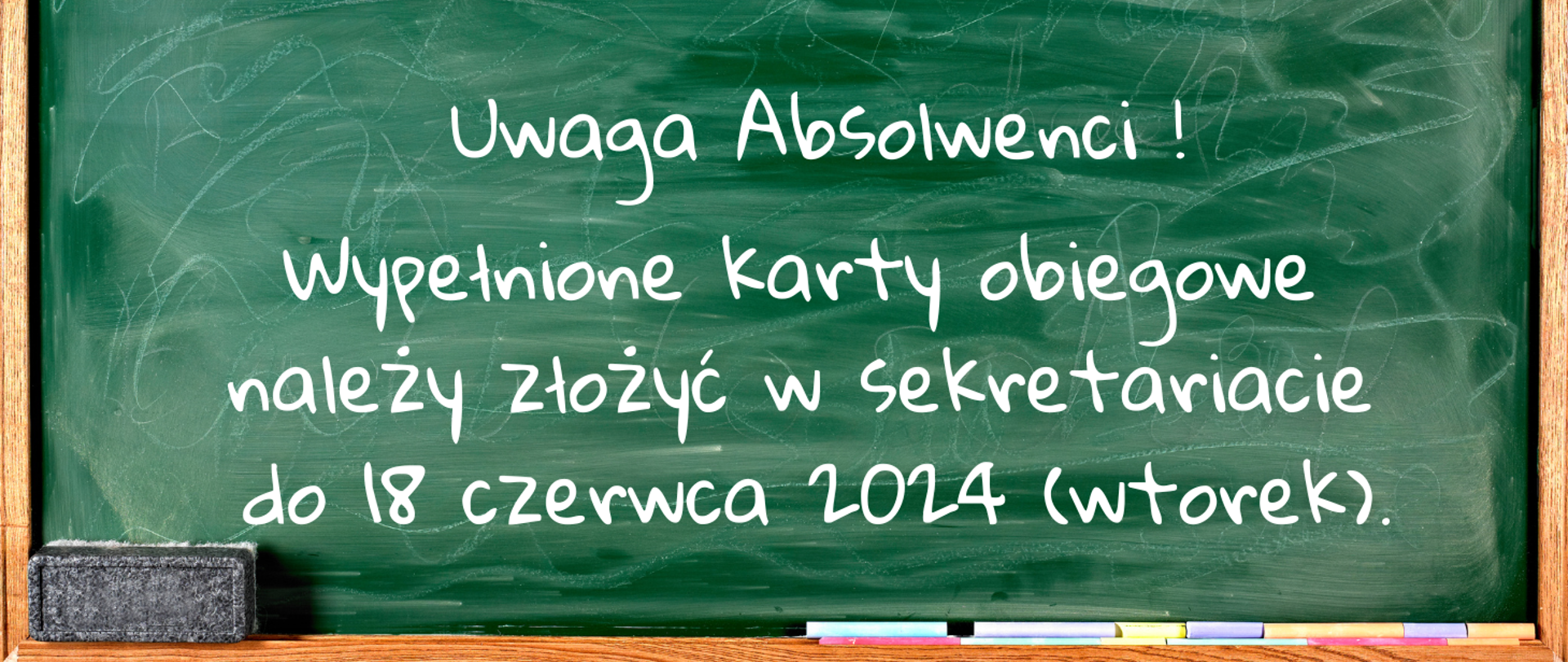 Plakat informujący o terminie złożenia przez absolwentów kart obiegowych. Zielona tablice z drewniana ramą, na dole tablicy gąbka i kolorowa kreda. Na środku tekst w kolorze białym.