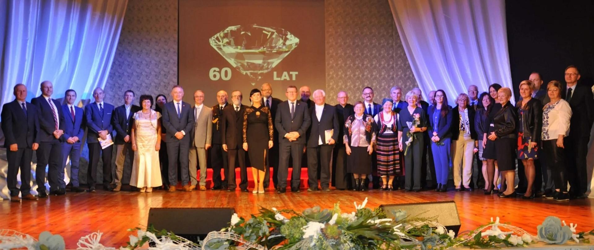 Zdjęcie grupowe z uroczystości