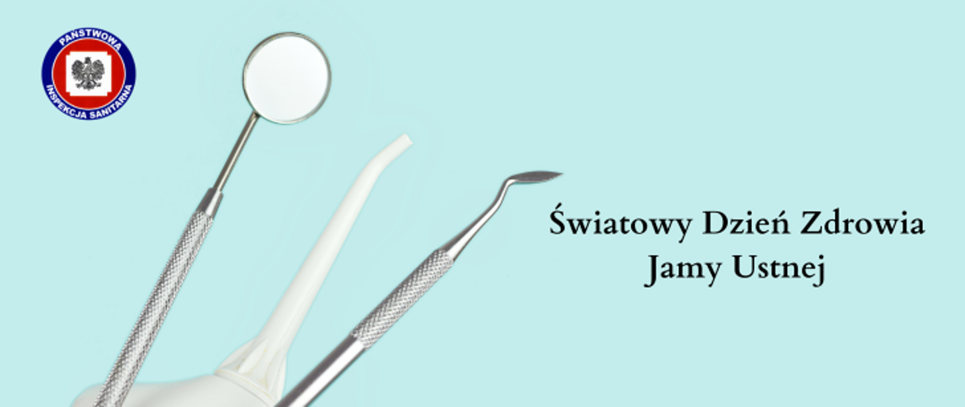 Na błękitnym tle trzy przyrządy stomatologiczne po ich prawej ciemny napis Światowy Dzień Zdrowia Jamy Ustnej . W lewym górnym rogu logo Państwowej Inspekcji Sanitarnej.