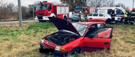 Wypadek samochodu osobowego marki Opel Astra. Na miejscu wypadku prowadzone są działania ratownicze. 