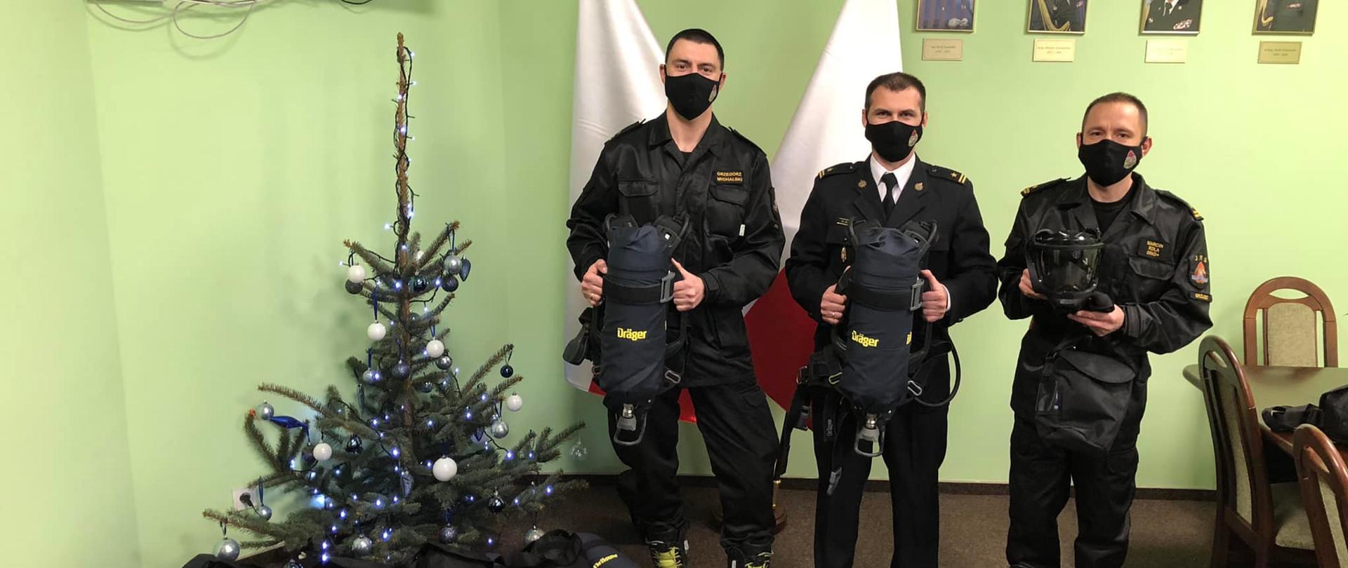 Na zdjęciu przedstawiony jest Komendant wraz z dowódcami JRG w ramach przekazania aparatów powietrznych 