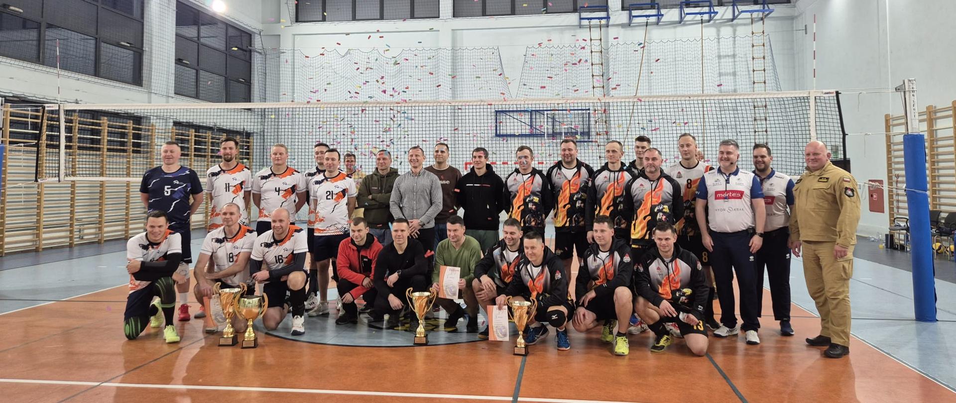 Na zdjęciu zawodnicy biorący udział w turnieju na sali gimnastycznej. 