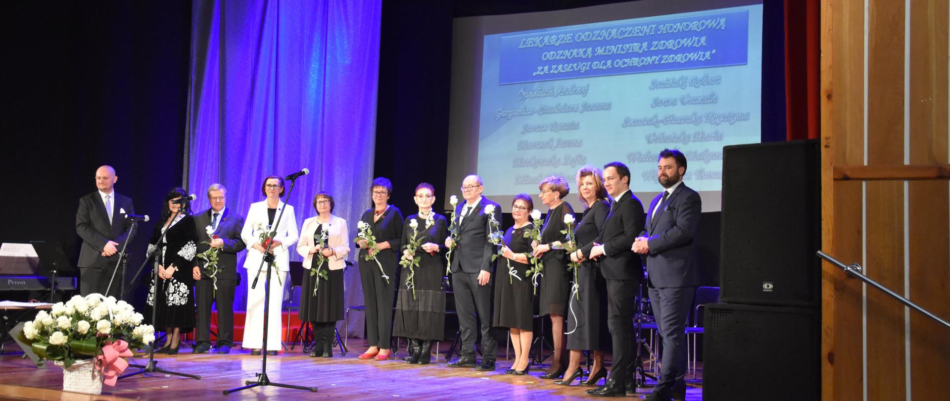 Na zdjęciu widać kobiety i mężczyzn