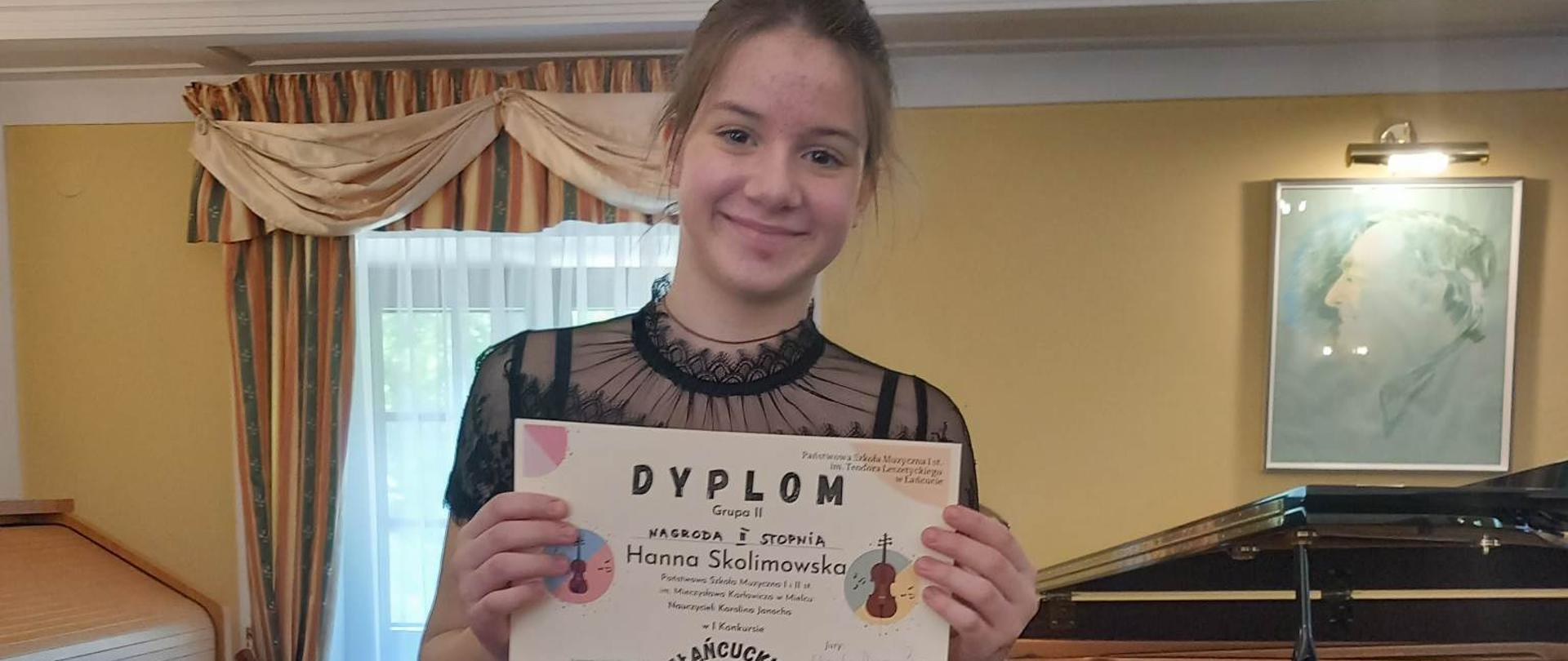 uczennica naszej szkoły z dyplomem za zdobycie nagrody drugiego stopnia na konkursie "Łańcuckie potyczki na smyczki"