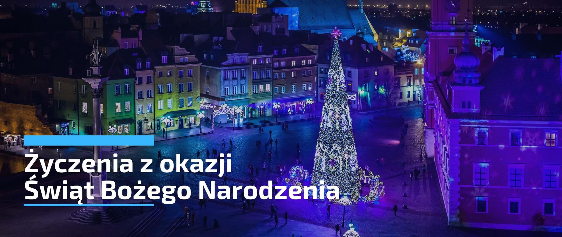 Zdjęcie przedstawia zimowy wieczór w Warszawie z ulicą ozdobioną świątecznymi iluminacjami. Po obu stronach ulicy stoją drzewa i latarnie, na których zawieszono kolorowe światła w kształcie gwiazd i bombek. W tle widać budynki mieszkalne i fragmenty chodnika pokrytego śniegiem, a atmosfera jest spokojna i świąteczna. Na zdjęciu widnieje napis "Życzenia z okazji Bożego Narodzenia".