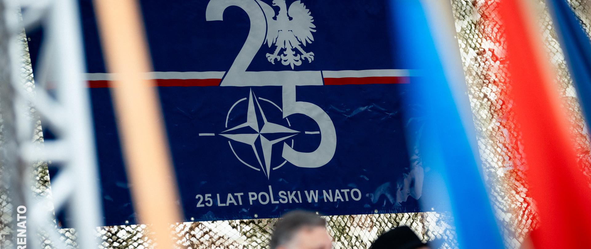 Widok na baner 25 lat Polski w NATO