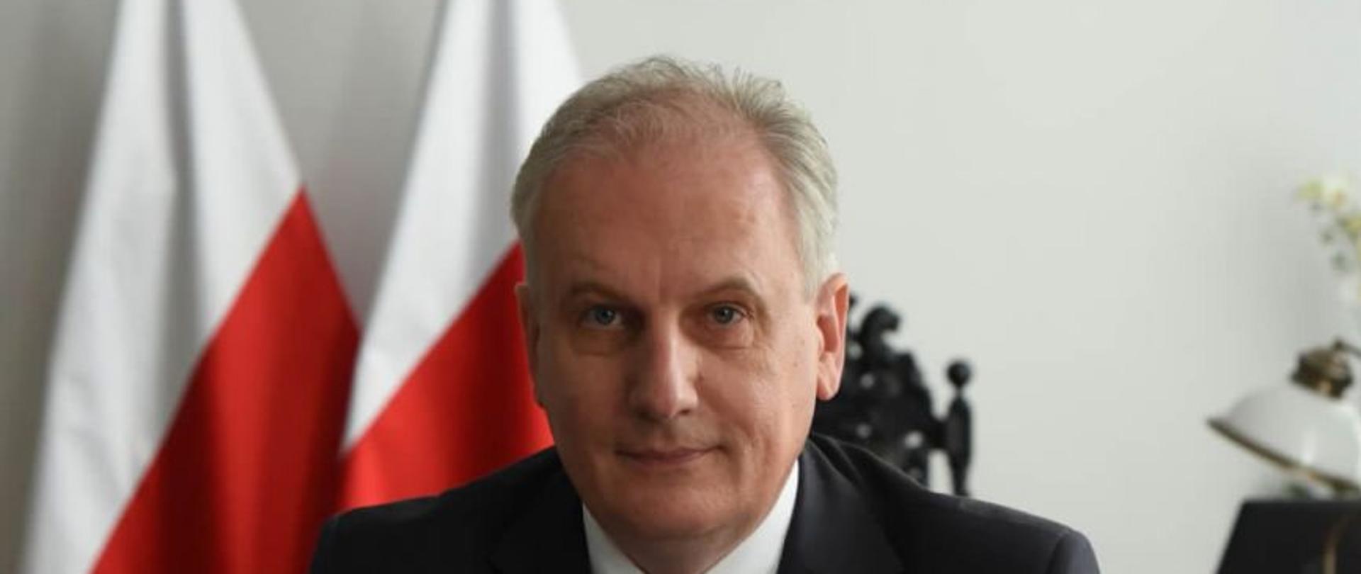 Zdjęcie przedstawia wojewodę pomorskiego Dariusza Drelicha.