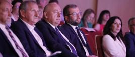 Minister funduszy i polityki regionalnej Grzegorz Puda na konferencji poświęconej funduszom europejskim na Akademii Wyższej Szkoły Biznesu w Żywcu, minister siedzi na widowni, obok uczestnicy spotkania