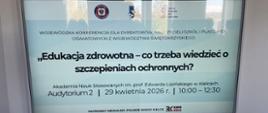 Ekran telewizora, na którym wyświetlony jest tytuł konferencji oraz logo organizatorów i nazwa patrona medialnego