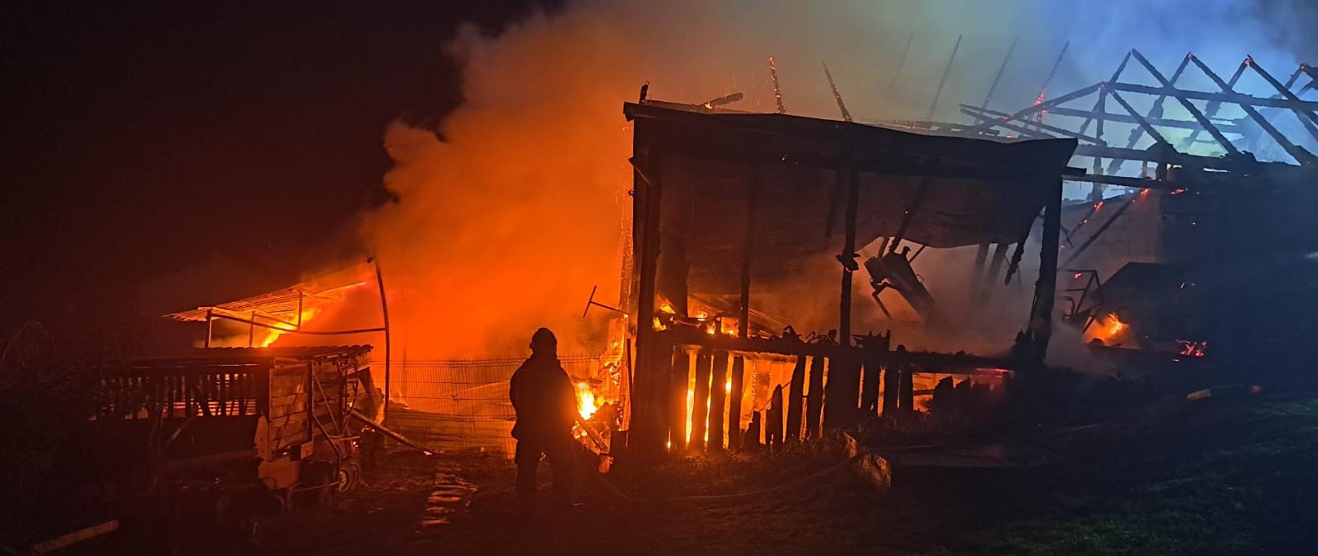 Strażacy podczas gaszenia pożaru budynku