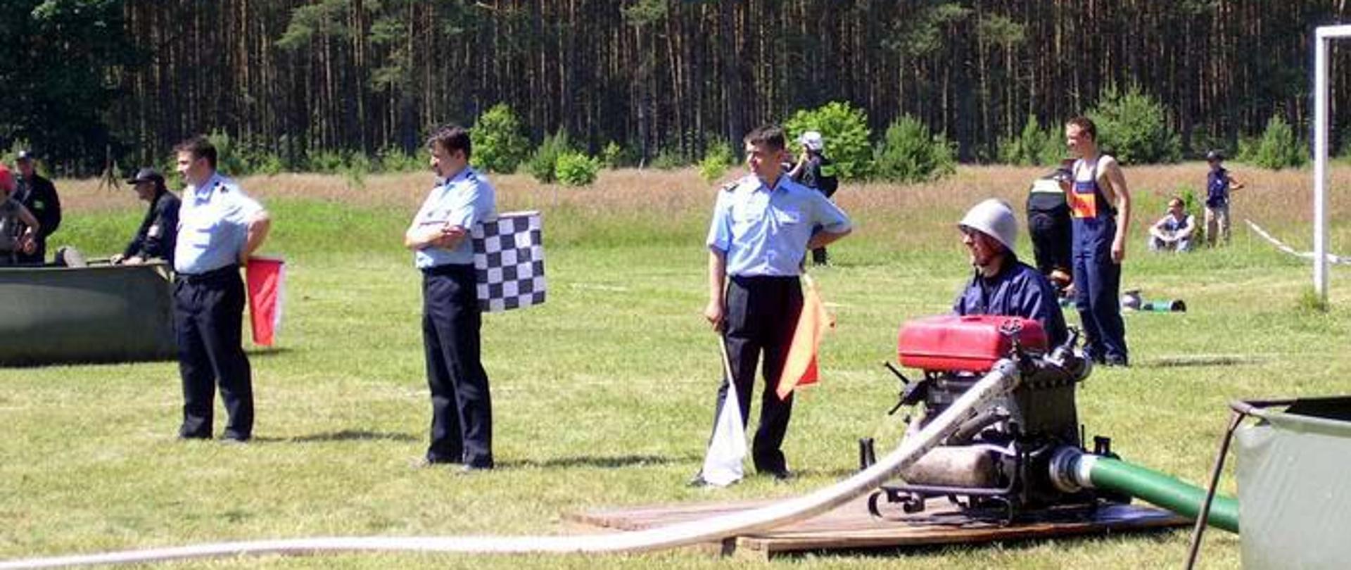 Zdjęcie przedstawia konkurencję ćwiczenie bojowe dwóch drużyn na boisku
