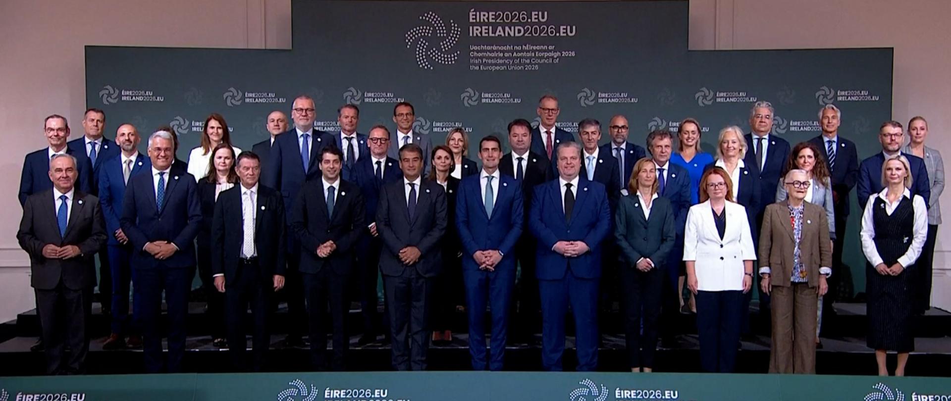 Na zdjęciu Na zdjęciu wiceminister Jacek Karnowski wśród innych uczestników spotkania