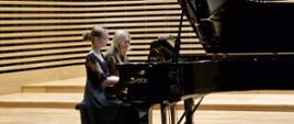 Uczennica z Panią Iwoną Ulbrich grające na fortepianie