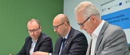 Robert Gajda, Zastępca Prezesa Zarządu NFOŚiGW podczas podpisywania umowy.