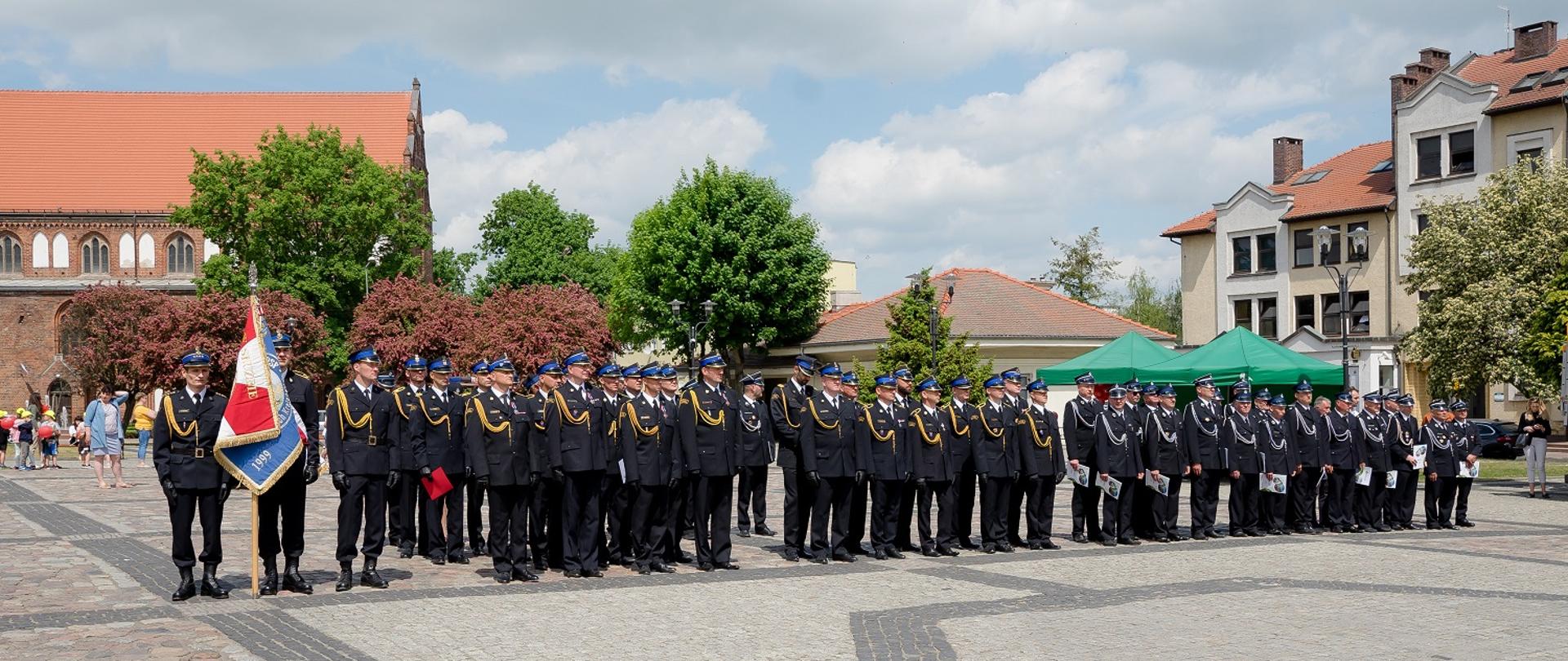 Fotografia przedstawia pododdziały strażaków na uroczystości