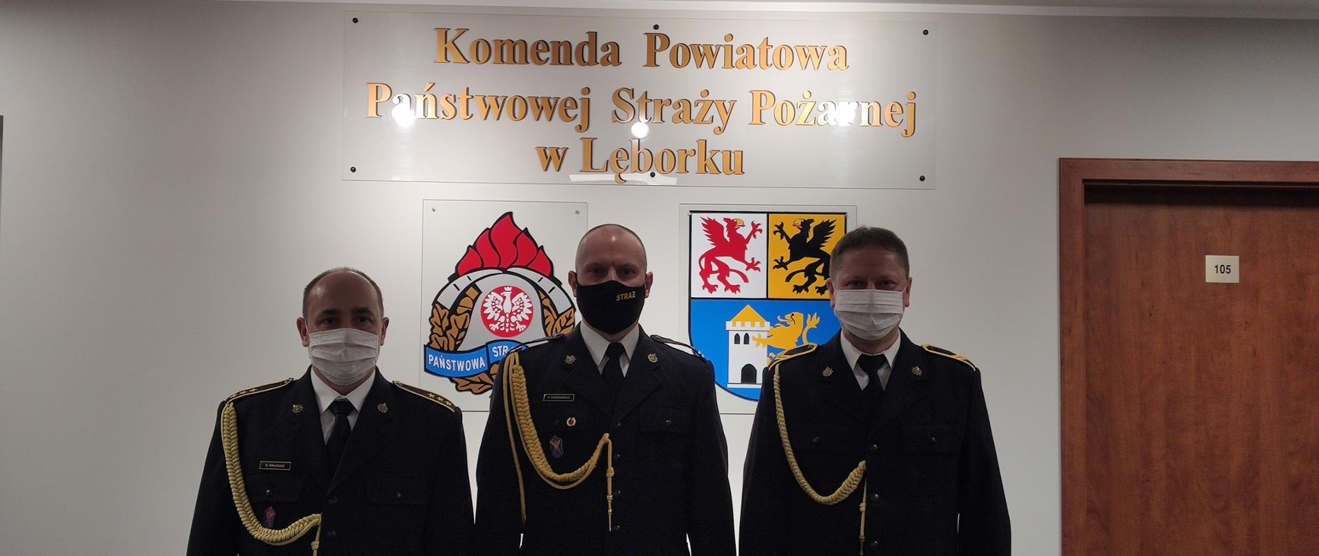 Przejście na zaopatrzenie emerytalne. Na zdjęciu od lewej Dyżurny Operacyjny aspirant sztabowy Grzegorz Walkusz, Komendant Powiatowy Państwowej Straży Pożarnej w Lęborku młodszy brygadier Piotr Krzemiński, Starszy Operator Sprzętu starszy ogniomistrz Andrzej Szulc. 