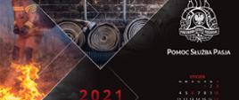 zdjęcie kalendarza PSP na 2021 rok, na tle czarnego kalendarza znajdują się w dolnej części miesiące z dniami oraz numery alarmowe 998 i 112. w górnej części kalendarza dwa zachodzące na siebie zdjęcia na których znajdują się hełmy strażackie w kolorze czerwonym, 3 zwinięte węże do gaszenia pożarów oraz gaszący pożar traw strażak w piaskowym mundurze. na środku kalendarza widnieje rok 2021