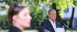 Premier Donald Tusk na konferencji prasowej w ogrodach KPRM po posiedzeniu Rady Ministrów