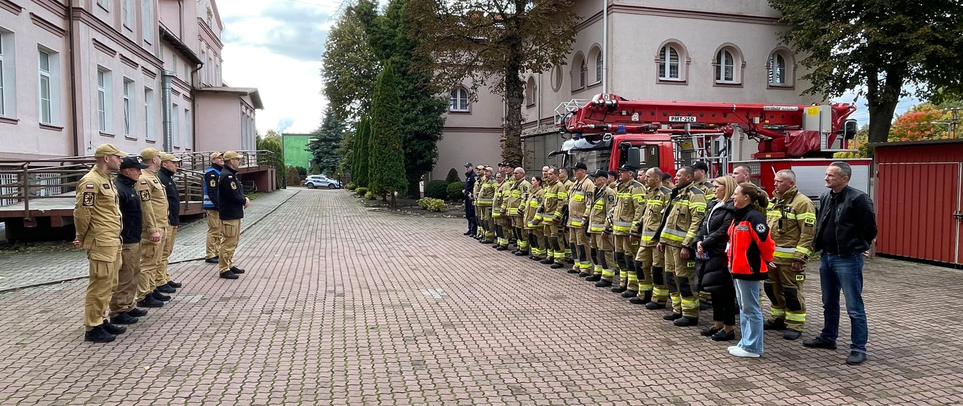 Osoby biorące udział podczas podsumowania ćwiczeń. 
