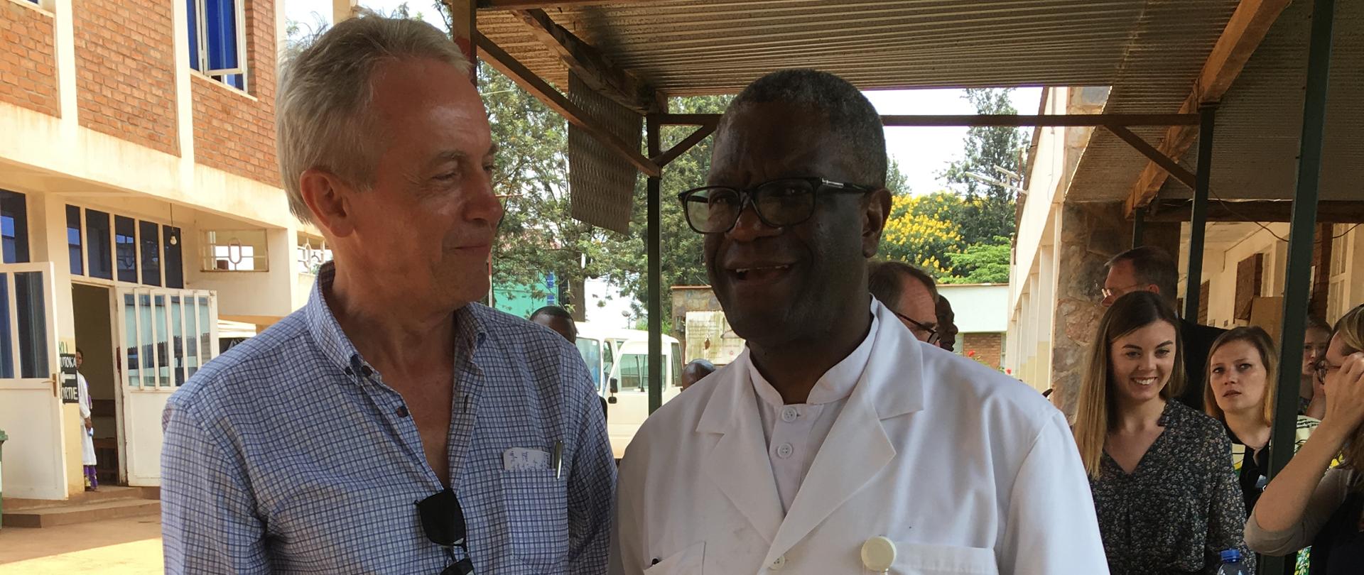 Ambasador RP, Piotr Myśliwiec, z dr D. Mukwege