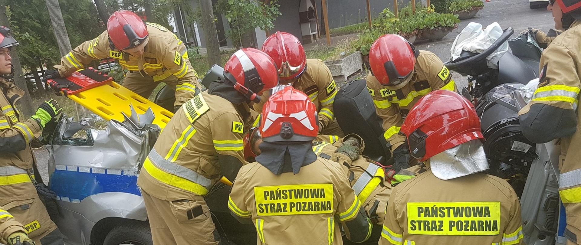 Zdjęcie przedstawia ćwiczenia z zakresu ratownictwa technicznego - ewakuację poszkodowanego z samochodu